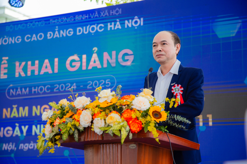  trường Cao đẳng Dược H&agrave; Nội vinh dự ch&agrave;o đ&oacute;n sự c&oacute; mặt của &ocirc;ng Đỗ Văn Giang