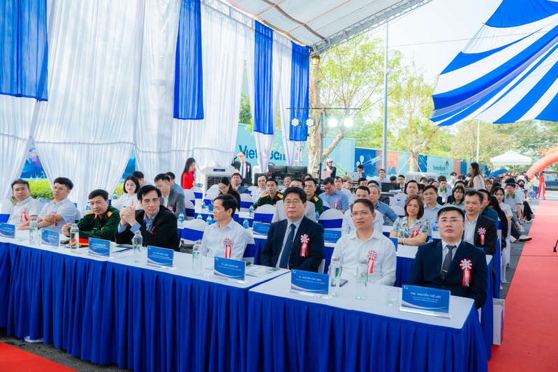Buổi lễ c&oacute; sự tham dự của toàn th&ecirc;̉ sinh vi&ecirc;n, giảng vi&ecirc;n c&ugrave;ng c&aacute;c vị đại biểu kh&aacute;ch qu&yacute;.