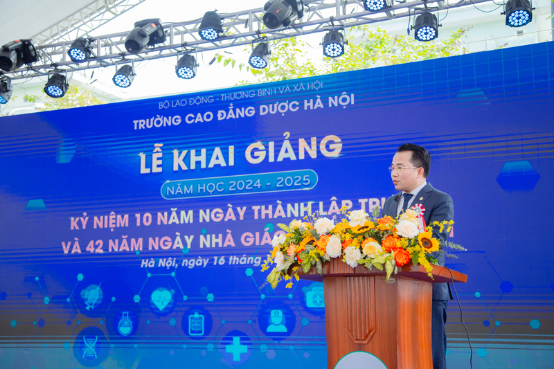  ThS. Đường Xu&acirc;n T&ugrave;ng &ndash; Hiệu trưởng nh&agrave; trường &ndash; đ&atilde; đọc diễn văn khai giảng 