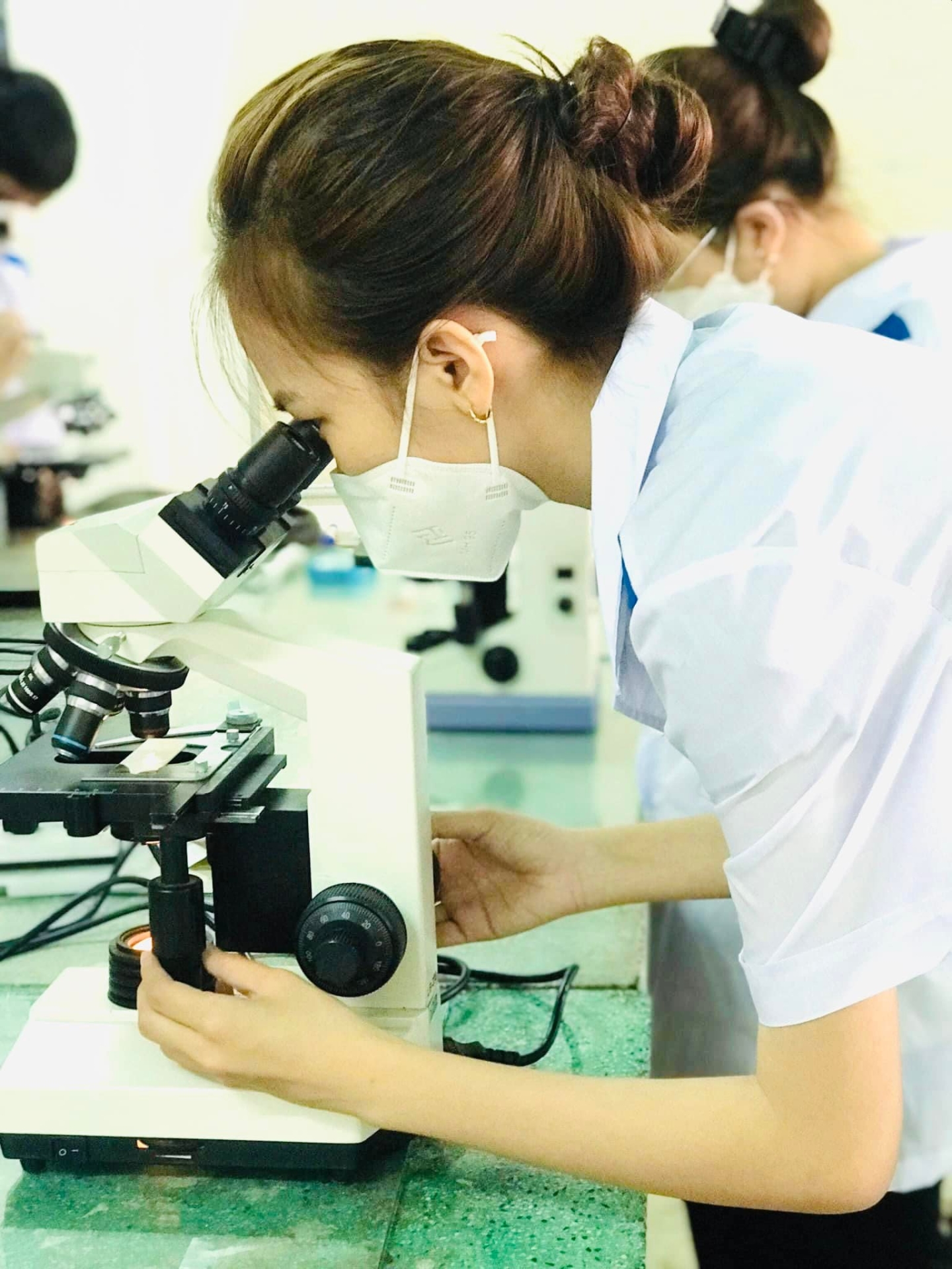 C&oacute; thể l&agrave; h&igrave;nh ảnh về 1 người, đang đứng v&agrave; trong nh&agrave;