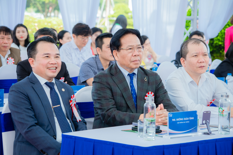 Buổi lễ c&oacute; sự tham dự của toàn th&ecirc;̉ sinh vi&ecirc;n, giảng vi&ecirc;n c&ugrave;ng c&aacute;c vị đại biểu kh&aacute;ch qu&yacute;.