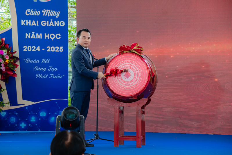 ThS. Đường Xu&acirc;n T&ugrave;ng &ndash; Hiệu trưởng nh&agrave; trường đ&aacute;nh trống khai giảng năm học mới